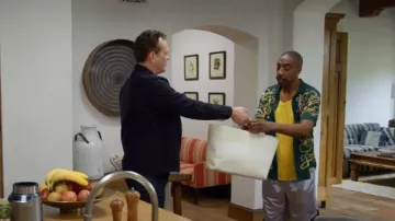 Camisa de manga corta de rayón Supreme Gold Chains de color verde oscuro usada por Leon (J. B. Smoove) como se ve en Curb Your Enthusiasm (T12E05)