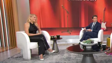 3.1 Pantalon pyjama Phillip Lim Halo Gem porté par Busy Philipps tel qu’on le voit dans CBS Mornings le 4 mars 2024