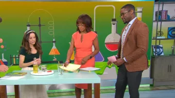 Robe Shira Nora Gardner en corail portée par Gayle King comme on le voit dans CBS Mornings le 4 mars 2024