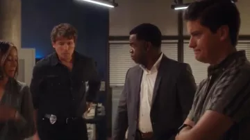 Camisa vaquera Levis Sawtooth - Negra usada por Charlie Hudson (John Reardon) como se ve en Hudson & Rex (S06E09)