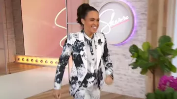 Blazer floral con claroscuro de Alexander McQueen usado por Linsey Davis visto en Sherri el 6 de marzo de 2024