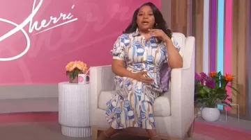 Vestido de J. Mclaughlin Maynard usado por Sherri Shepherd como se ve en Sherri el 6 de marzo de 2024