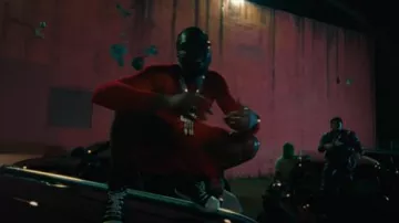 Rick Owens Cardinal Red Rib T-shirt à manches longues porté par Meek Mill dans Whatever I Want (Official Music Video) Ft. Fivio Foreign