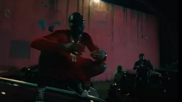Short cargo rouge à l’entrejambe 'Pods' de Rick Owens porté par Meek Mill dans Whatever I Want (Official Music Video) Ft. Fivio Foreign