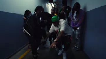 Camiseta blanca de Dennis Rodman de Hellstar usada por Fivio Foreign en Whatever I Want with Meek Mill (Video oficial)