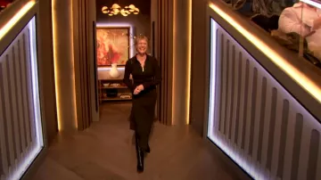 Falda midi asimétrica de Cos usada por Robin Wright como se ve en The Drew Barrymore Show el 4 de marzo de 2024