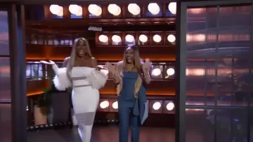 Minivestido de cóctel de Laquan Smith usado por Candiace Dillard Bassett como se ve en The Kelly Clarkson Show el 1 de marzo de 2024
