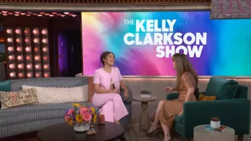 Vaqueros vaqueros de autorretrato usados por Millie Bobby Brown vistos en The Kelly Clarkson Show el 6 de marzo de 2024