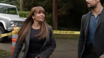 Blazer de un botón de Smythe con parche rectangular en el codo en negro Donegal usado por Max Mitchell (Vanessa Morgan) como se ve en Wild Cards (S01E08)