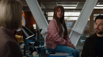 Chaqueta bomber Babaton Gilman usada por Max Mitchell (Vanessa Morgan) como se ve en Wild Cards (S01E08)