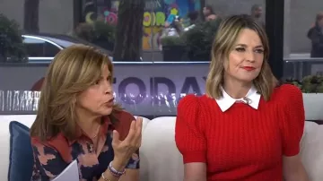 Alice + Olivia Chase Suéter de manga abullonada de punto trenzado usado por Savannah Guthrie como se ve en Hoy el 6 de marzo de 2024