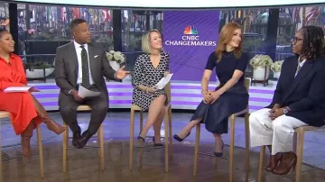 Vestido de Ted Baker Matiar en azul oscuro usado por Julia Boorstin como se ve en Today el 6 de marzo de 2024
