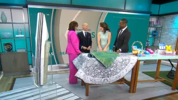 Un pantalon Good American Classic porté par Gayle King vu dans CBS Mornings le 7 mars 2024