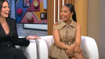 Sacai Robe manteau en gabardine sans manches portée par Emma Grede comme on le voit dans CBS Mornings le 7 mars 2024