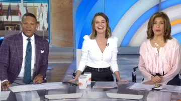 Veronica Beard Dekalb Top en blanco usado por Savannah Guthrie como se ve en Today el 7 de marzo de 2024