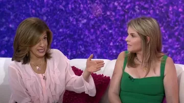 Blusa frontal con volantes de gasa Jason Wu usada por Hoda Kotb como se ve en Today with Hoda & Jenna el 7 de marzo de 2024