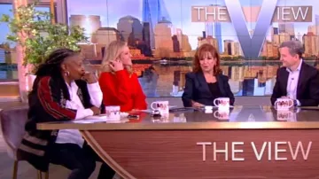 Camisa Staud Ophelia Dolman Sleeve usada por Sara Haines como se ve en The View el 7 de marzo de 2024