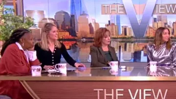 Proenza Schouler Robe en maille Cameron portée par Sara Haines comme on le voit dans The View le 6 mars 2024