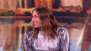Sélection de Top en plissé métallisé pour femme porté par Chelsea Peretti vu dans The View le 6 mars 2024