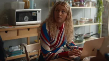 Sonia Rykiel Paris : Pull rayé rouge, blanc et bleu porté par Carrie (Sofia Oxenham) dans Extraordinary (S02E05)