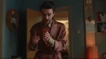 Bata cruzada ligera de satén Harvey James usada por Jizzlord (Luke Rollason) como se ve en Extraordinario (T02E05)