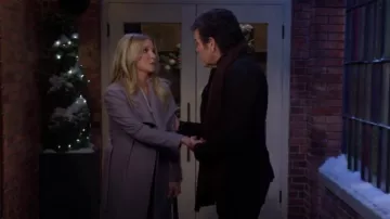 Ted Baker BakerJianna Manteau porté par Christine Blair Williams (Lauralee Bell) dans Les Feux de l’amour le 6 mars 2024
