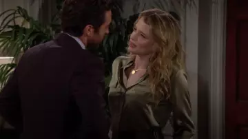 Blusa de manga larga con bolsillo Vince usada por Summer Newman (Allison Lanier) como se ve en The Young and the Restless el 6 de marzo de 2024