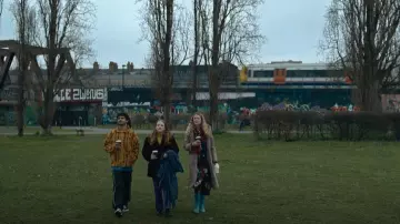 Supreme Fleece Jack­et worn by Jen (Máiréad Tyers) as seen in Extraordinary (S02E03)