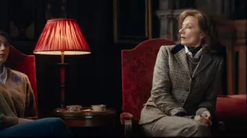Veste en tweed Wincanton portée par Lady Sabrina (Joely Richardson) dans The Gentlemen (S01E01)