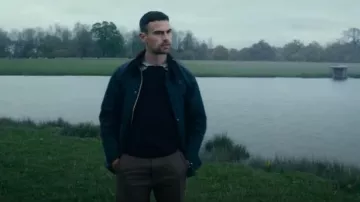 Barbour Find­on Wax Jack­et Olive worn by Eddie Horniman (Theo James) as seen in The Gentlemen (S01E01)