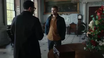 Barbour Blue Ogston Wax Jacket portée par Eddie Horniman (Theo James) comme on le voit dans The Gentlemen (S01E01)