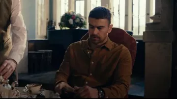 Scotch & Soda Essential Corduroy porté par Eddie Horniman (Theo James) comme on le voit dans The Gentlemen (S01E01)