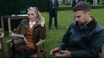 Manteau en tweed pour femme Laksen Pippa porté par Tammy (Chanel Cresswell) dans The Gentlemen (S01E01)