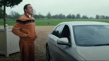 Sergio Tacchini Retro Velour Track Top en Almendra usado por Stephane Fichet como se ve en The Gentlemen (S01E01)