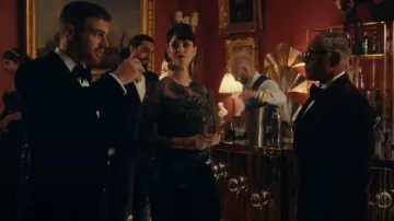 Marchesa Mixed Media Bead & Velvet Sheer Illusion Gown portée par Susie Glass (Kaya Scodelario) comme on le voit dans The Gentlemen (S01E02)