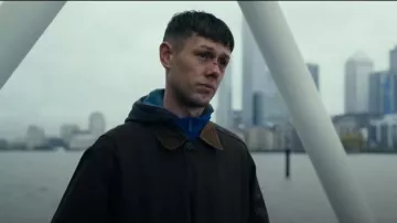 Veste marron noire forêt tropicale portée par Jethro (Josh Finane) comme on le voit dans The Gentlemen (S01E02)