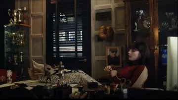 Escarpins à clous Kicker ornés de carvela portés par Susie Glass (Kaya Scodelario) comme on le voit dans The Gentlemen (S01E03)