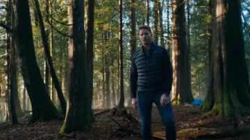 Veste en duvet Jayden Mixed Media portée par Colter Shaw (Justin Hartley) comme on le voit dans Tracker (S01E03)