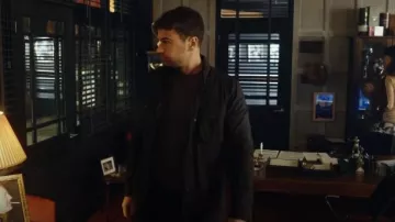 Barbour Cor­bridge Wax Jack­et worn by Eddie Horniman (Theo James) as seen in The Gentlemen (S01E03)