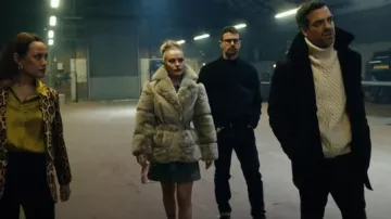 Veste de motard en fausse fourrure ceinturée River Island en gris clair portée par Tammy (Chanel Cresswell) comme on le voit dans The Gentlemen (S01E03)