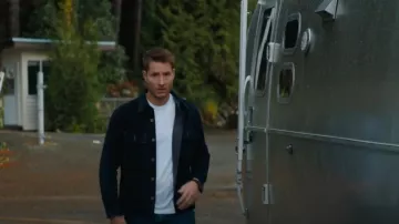 La chemise de corvée Shop Vancouver Steer Rough Out Navy portée par Colter Shaw (Justin Hartley) comme on le voit dans Tracker (S01E03)