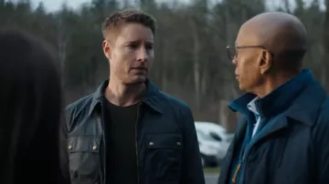 Surchemise zippée déperlante Belstaff Tour portée par Colter Shaw (Justin Hartley) dans Tracker (S01E04)