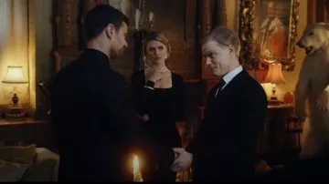 Robe mi-longue à manches longues et col carré Dolce & Gabbana portée par la princesse Rosanne (Gaia Weiss) dans The Gentlemen (S01E04)