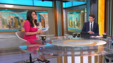 Ganni Robe mi-longue en dentelle stretch froncée portée par Céline Gounder comme on le voit dans CBS Mornings le 8 mars 2024