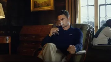 Polo Lacoste à manches longues en piqué coupe régulière en bleu marine porté par Eddie Horniman (Theo James) comme on le voit dans The Gentlemen (saison 1 épisode 5)