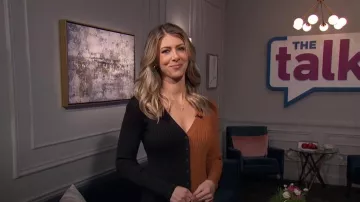 Vestido Staud Shoko usado por Kelly Rizzo como se vio en The Talk el 8 de marzo de 2024