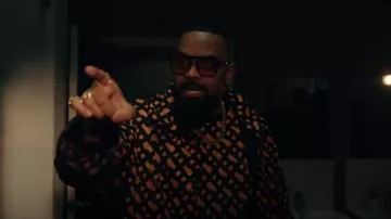 Sudadera de Jefe Khaby con monogramas sombreados usada por Chucky (Guz Khan) como se ve en The Gentlemen (T01E06)