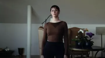 Lululemon Ribbed Modal Silk Twist-Back Yoga Long Sleeve Shirt worn by Susie Glass (Kaya Scodelario) as seen in The Gentlemen (S01E07)