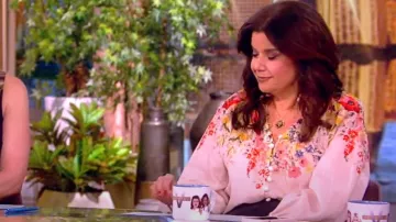 Chemise en soie Zimmermann Alight Billow à imprimé floral portée par Ana Navarro comme on le voit dans The View le 8 mars 2024