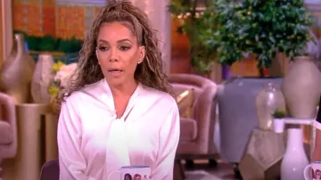 Nili Lotan Blouse en soie à col long noué Angelique portée par Sunny Hostin comme on le voit dans The View le 8 mars 2024